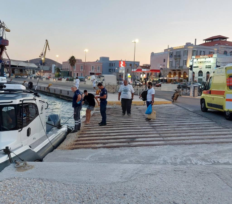 Διακομιδή με σκάφος στη Σύρο