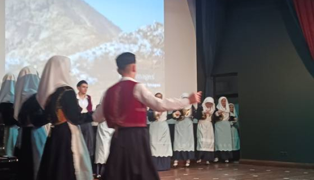 Ας αρχίσουν οι χοροί...