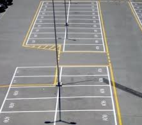 Εργασίες διαγράμμισης στο κεντρικό χώρο στάθμευσης της Τρυπητής