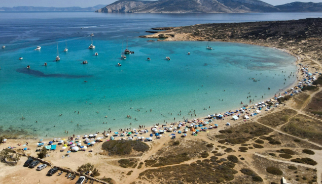 Τέλος οι καντίνες και οι ξαπλώστρες από δύο παραλίες στα Κουφονήσια