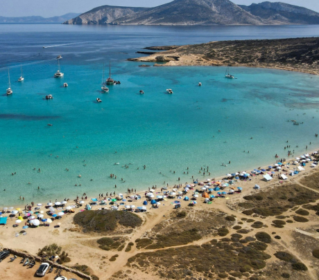 Τέλος οι καντίνες και οι ξαπλώστρες από δύο παραλίες στα Κουφονήσια