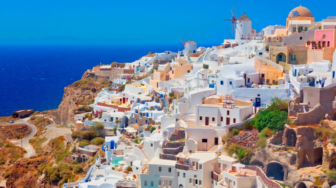 Βραχυχρόνιες μισθώσεις στο Αιγαίο: ''Πρωταθλήτρια'' η Σαντορίνη στις καταχωρίσεις, πρώτη η Πάρος στα εκτιμώμενα έσοδα