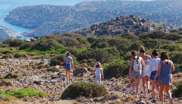 Πεζοπορία για τις ξερολιθιές στην Μήλο