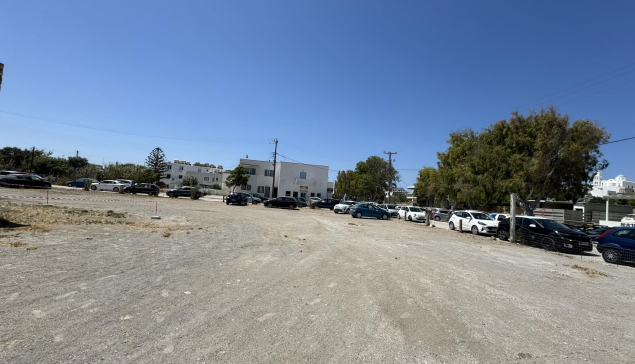 Κάλεσμα για απομάκρυνση οχημάτων που βρίσκονται σταθμευμένα στον δημοτικό χώρο στάθμευσης του Αδάμαντα 