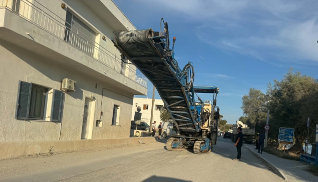 Έφτασαν τα μηχανήματα ασφαλτόστρωσης στην Μήλο