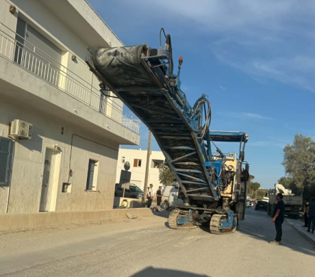 Έφτασαν τα μηχανήματα ασφαλτόστρωσης στην Μήλο