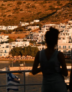Η ΗΡΕΜΙΑ Η ΧΑΛΑΡΩΣΗ ΚΑΙ Ο ΡΟΜΑΝΤΙΣΜΟΣ ΚΥΡΙΑΡΧΟΥΝ ΣΤΙΣ ΝΕΕΣ ΤΑΣΕΙΣ ΤΩΝ ΤΑΞΙΔΙΩΤΩΝ ΚΑΙ ΤΑ ΕΛΛΗΝΙΚΑ ΝΗΣΙΑ ΠΟΥ ΠΡΟΣΑΡΜΟΖΟΝΤΑΙ ΣΕ ΑΥΤΕΣ