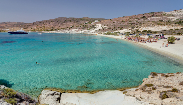 COND NAST TRAVELLER: Η ΚΙΜΩΛΟΣ ΛΑΜΠΟΚΟΠΑΕΙ ΣΑΝ ΣΠΑΝΙΟ ΚΟΣΜΗΜΑ ΚΑΙ ΕΠΙΛΕΓΕΤΑΙ ΑΝΑΜΕΣΑ ΣΤΟΥΣ ΙΔΑΝΙΚΟΥΣ ΠΡΟΟΡΙΣΜΟΥΣ ΓΙΑ ΖΕΥΓΑΡΙΑ