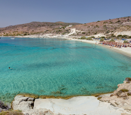 COND NAST TRAVELLER: Η ΚΙΜΩΛΟΣ ΛΑΜΠΟΚΟΠΑΕΙ ΣΑΝ ΣΠΑΝΙΟ ΚΟΣΜΗΜΑ ΚΑΙ ΕΠΙΛΕΓΕΤΑΙ ΑΝΑΜΕΣΑ ΣΤΟΥΣ ΙΔΑΝΙΚΟΥΣ ΠΡΟΟΡΙΣΜΟΥΣ ΓΙΑ ΖΕΥΓΑΡΙΑ