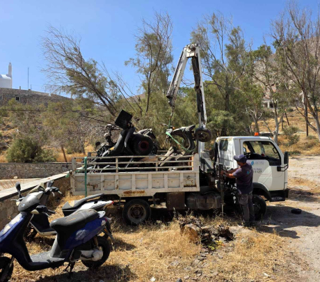 Απομάκρυνση εγκαταλελειμμένων οχημάτων από κοινόχρηστους χώρους του Δήμου Θήρας